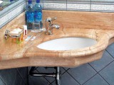 Столешница в ванную из мрамора очень практична