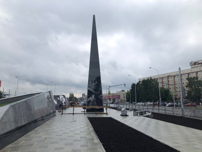 Стела «Город трудовой доблести» в г.Нижний Тагил - Гранит ЦВЕТОК УРАЛА, Гранит ГАББРО, Гранит ТОКИМОВСКИЙ, Гранит МАНСУРОВСКИЙ, Гранит ТАШМУРУНСКИЙ(7961) - август 2022