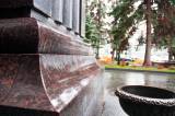 Благородный коричневый цвет гранита.